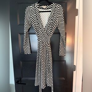 Black and white size small Banana Republic wrap dress in EUC